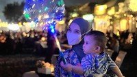 <p>Momen kebersamaan Zaskia dan putra semata wayangnya juga terekam saat menikmati suasana malam di Bali. (Foto: Instagram @zaskiasungkar15)</p>