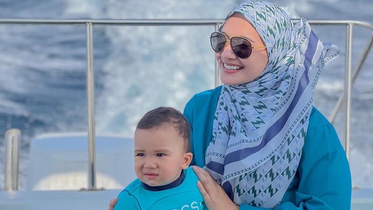 Zaskia Sungkar Zaskia Sungkar dan anaknya