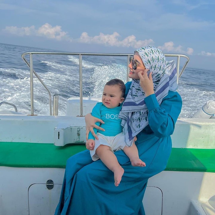 <p>Selain ke kebun binatang, Zaskia juga mengajak buah hatinya menikmati pemandangan laut. Zaskia bahkan memberanikan diri membawa Ukkasya naik kapal boat lho. (Foto: Instagram @zaskiasungkar15)</p>