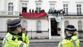 FOTO: Pedemo Duduki Rumah Sekutu Putin di London Protes Invasi Ukraina