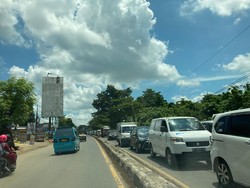 Antrean Truk Isi BBM, Jalan Perintis Kemerdekaan Makassar Macet Parah