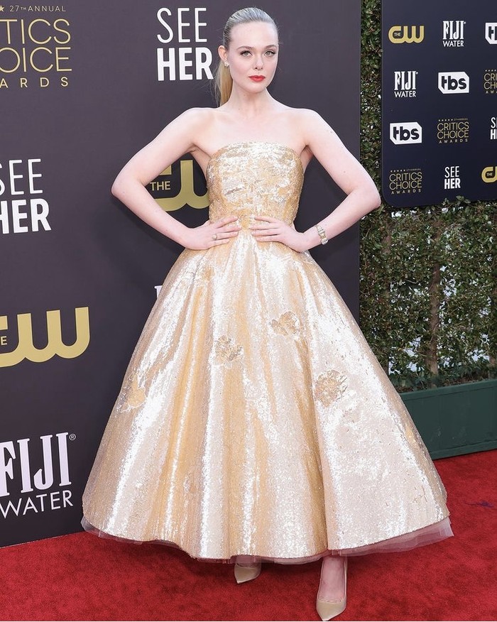 Bergaya dengan ball gown, Elle Fanning memilih gaun Oscar de la Renta untuk mendandaninya. Minimalisme strapless dress emas ini tetap dipertahankan cukup dengan tambahan gelang dan anting. / Foto: instagram.com/oscardelarenta