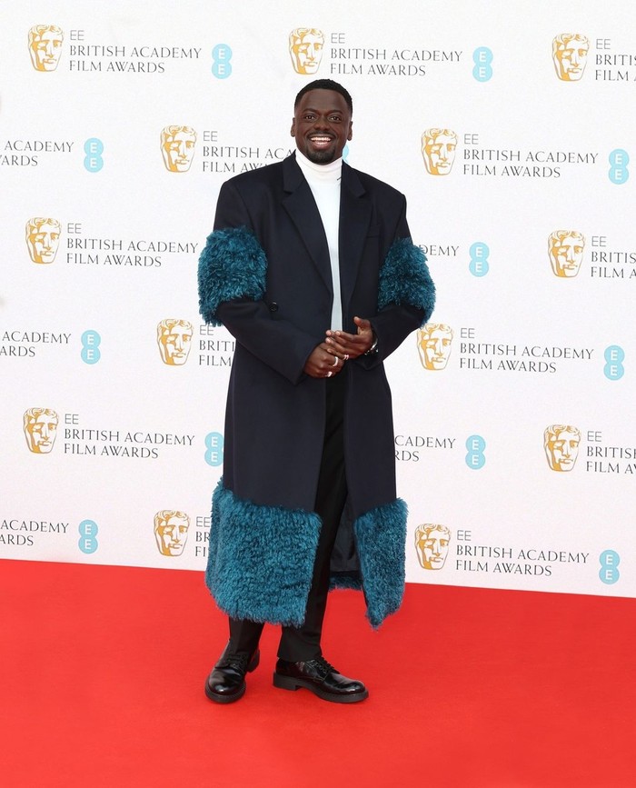 Daniel Kaluuya mencuri perhatian di BAFTA 2022 lewat coat aksen faux feathers dari koleksi Prada fall/winter 2022. So elegant and dashing!Foto: Instagram Prada