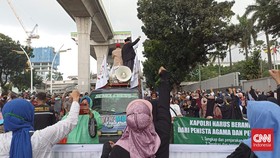 Diguyur Hujan, Massa Demo PA 212 Tetap Desak Menag Ditangkap