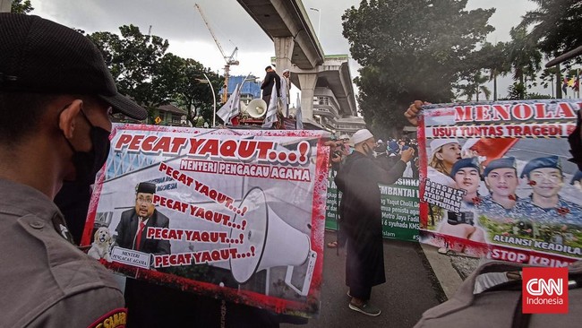 Ratusan orang yang tergabung dalam Aksi Bela Islam mendesak agar Menag Yaqut Cholil Qoumas ditangkap. Mereka pun mengklaim laporannya diterima Bareskrim.