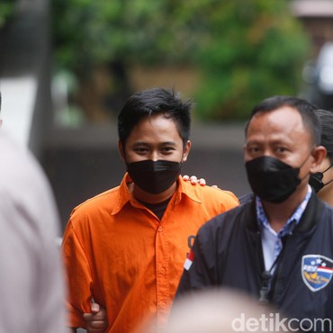 Pria Diduga Doni Salmanan Rebahan di Sofa VS Syarat Adegan Intim Wulan Guritno