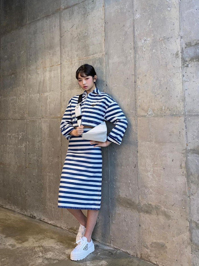 Girl group IVE sendiri saat ini memang tengah naik daun. Tidak heran jika anggotanya dilirik oleh Prada. Selain Wonyoung, Rei IVE juga promosikan tas segitiga imut berwarna putih. Rei tampil menawan dengan outfit stripe denim jaket./ Foto: instagram.com/ivestarship