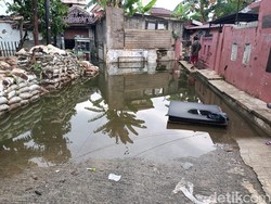 Usai Got Dikeruk Backhoe, Banjir di Duren Sawit Berangsur Surut