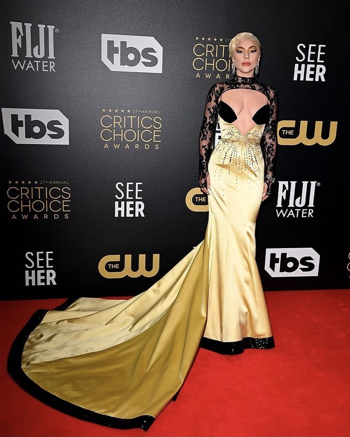Hadiri dua acara dalam satu hari sekaligus, Lady Gaga curi perhatian dengan gaun-gaun mewah yang dikenakannya. Untuk ajang Critics Choice Awards, ia tampil seksi dalam gaun two-toned custom Gucci karya Alessandro Michele. Foto: instagram.com/gucci