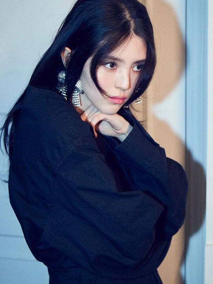 Sebelumnya, sang aktris sempat mem-posting potret dirinya untuk brand Balenciaga melalui laman Instagram-nya. Han So Hee juga mengunggah invitation card untuk menghadiri Balenciaga Winter 22 Collection pada Minggu, (6/3) lalu./ Foto: instagram.com/xeesoxee