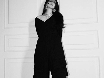 Dalam potret monokrom, Han So Hee terlihat elegan dengan ruffle pants serta one shoulder top yang terlihat minimalis. Bagaimana gaya Han So Hee yang satu ini menurut kamu, Beauties?/ Foto: instagram.com/xeesoxee