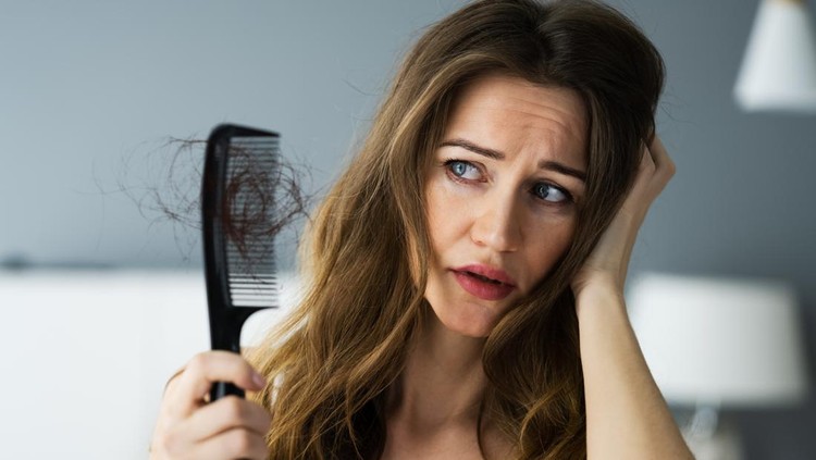 Ilustrasi Rambut Rontok Woman Suffering From Hairloss Or Hairfall Problem