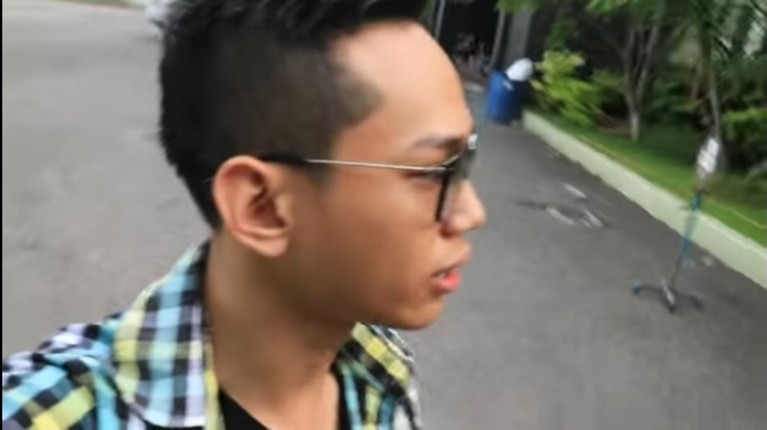 Sebelum kaya mendadak dan terjerat kasus, Indra Kenz pernah ikut audisi kompetisi nyanyi. Yuk, intip foto lawasnya!