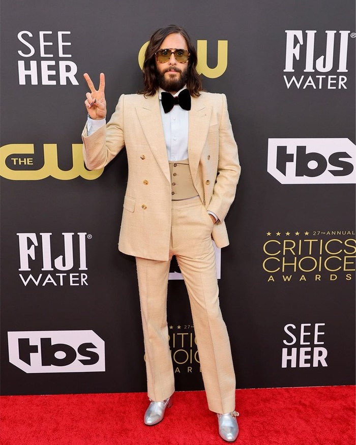 Jared Leto telah menjadi icon lain dari selebriti pria bergaya flamboyan dan modis. Hadir di Critics Choice Award ia memakai setelan jas warna dari Gucci yang dikenakan bersama metallic boots dan aviator sunglasses. Foto: Instagram Gucci