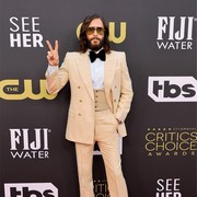 Gaya Para Aktor di BAFTA dan Critics Choice Awards 2022! Buktikan Tampil Modis Tak Harus Bergaya Klasik