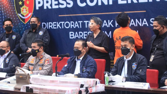 Kelambanan pemerintah mengantisipasi dugaan kejahatan trading dalam kasus Indra Kenz dan Doni Salmanan, dinilai karena ada kekosongan hukum.