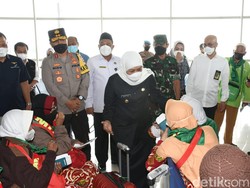 Gubernur Khofifah Lepas 220 Jemaah Umroh Lewat Bandara Juanda