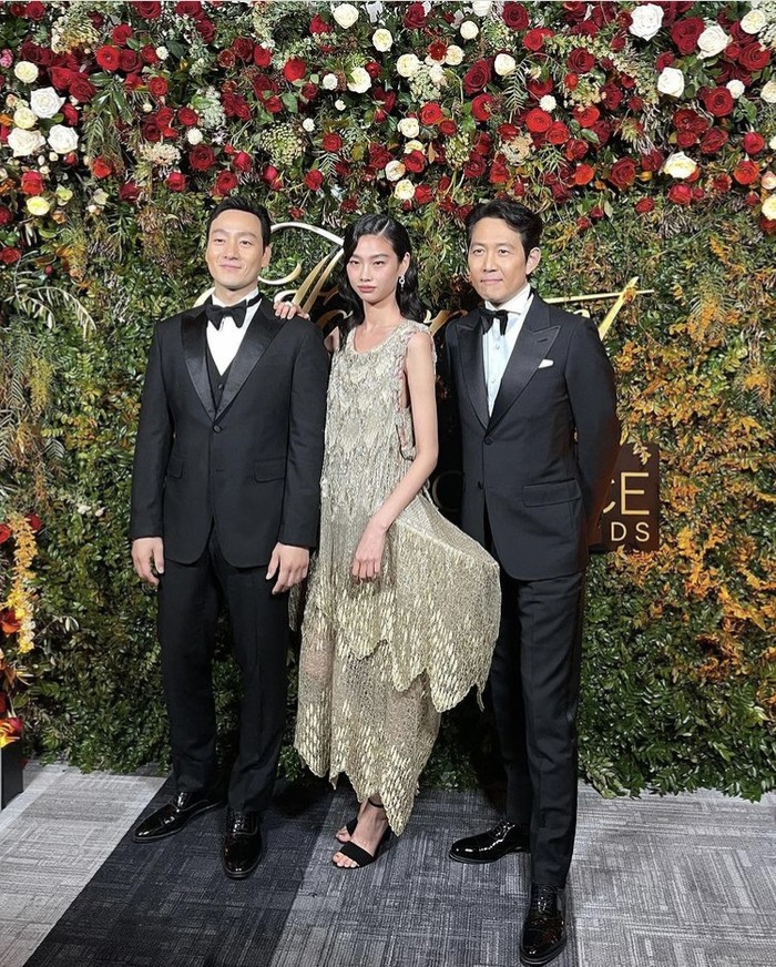 Para pemain serial Squid Game tampil paripurna. Park Hae Soo dan Lee Jung Jae seragam mengenakan tuxedo dan bow tie, sedangkan Hoyeon memakai gaun ala tahun 20an dari Louis Vuitton. Foto: instagram.com/haesoopark_official