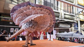 FOTO: Adu Wanita Kuat di 'Panggung' Gulat Bolivia