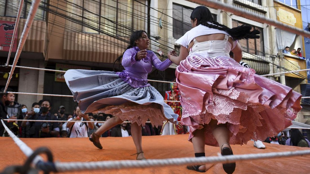 FOTO: Adu Wanita Kuat di 'Panggung' Gulat Bolivia