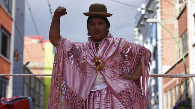 FOTO: Adu Wanita Kuat di 'Panggung' Gulat Bolivia