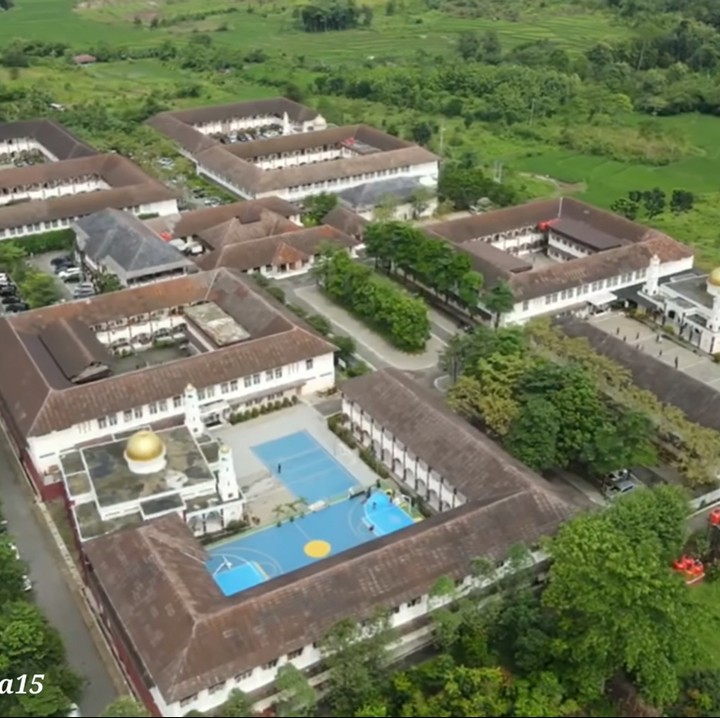 <p>Dijelaskan oleh Alman, pesantren tersebut berada di Subang, Jawa Barat, dan dibangun dari wakaf orang Arab. (Foto: YouTube Alman Mulyana)<br /><br /><br /></p>