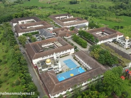 7 Potret Pesantren Megah Tengah Hutan, Dibangun dari Wakaf Orang Arab Bun