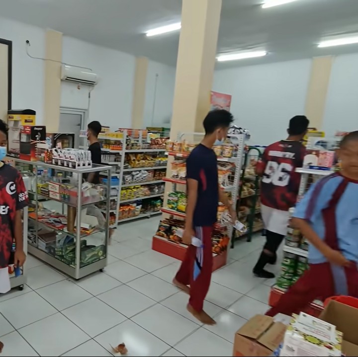 <p>Santri yang belajar di pesantren ini ada putra dan putri. Semua datang dari berbagai kota di seluruh Indonesia, bahkan ada yang dari Malaysia hingga Thailand, lho. (Foto: YouTube Alman Mulyana)<br /><br /><br /></p>