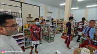 <p>Santri yang belajar di pesantren ini ada putra dan putri. Semua datang dari berbagai kota di seluruh Indonesia, bahkan ada yang dari Malaysia hingga Thailand, lho. (Foto: YouTube Alman Mulyana)<br /><br /><br /></p>