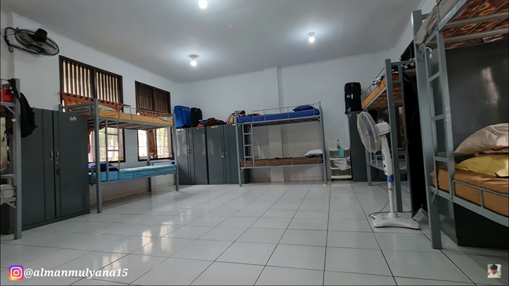 Pesantren di tengah hutan