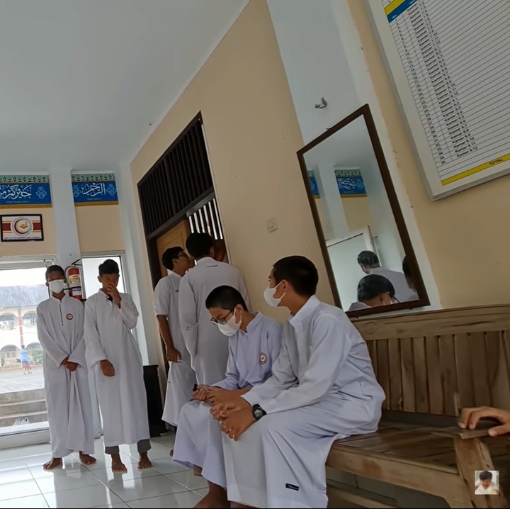 <p>Dari program unggulan yang ada, sebelum lulus para santri diharapkan memenuhi target hafalan Al-Qur'an dan mampu berbahasa Arab dan Inggris. (Foto: YouTube Alman Mulyana)<br /><br /><br /></p>