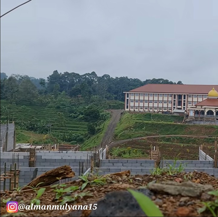 <p>YouTuber Alman Mulyana menunjukkan satu pesantren yang dibangun cukup megah di tengah hutan, Bunda.(Foto: YouTube Alman Mulyana)<br /><br /><br /></p>