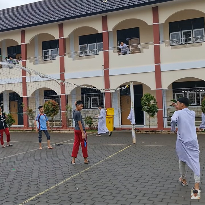 <p>Lebih lanjut, pesantren ini menggunakan kurikulum nasional, lokal, dan memiliki keunggulan tahfiz serta bahasa asing. (Foto: YouTube Alman Mulyana)<br /><br /><br /></p>
