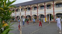 <p>Lebih lanjut, pesantren ini menggunakan kurikulum nasional, lokal, dan memiliki keunggulan tahfiz serta bahasa asing. (Foto: YouTube Alman Mulyana)<br /><br /><br /></p>