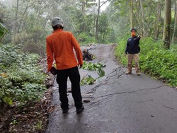 Jalan Penghubung 2 Kecamatan di Sumedang Ambles 2 Meter