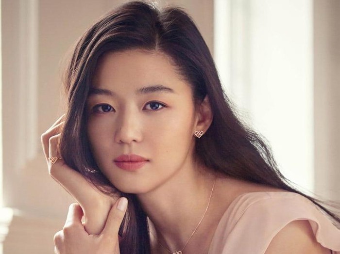 Potret Jun Ji Hyun, model dan aktris papan atas yang kembali melakukan investasi real estate terbaru (Foto: soompi.com)