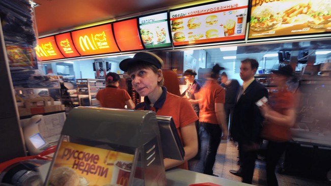 McDonald's di Ukraina kembali dibuka pada Selasa (20/9) untuk pertama kalinya usai invasi Rusia di negara tersebut, tapi hanya melayani pesan antar saja.