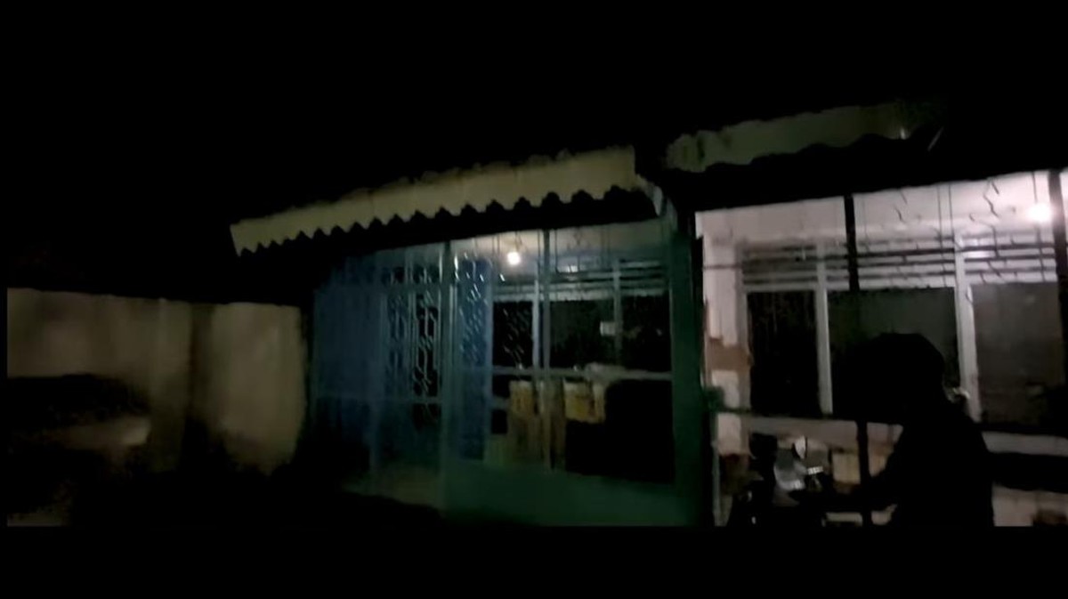 Rumah mewah Indra Kenz seharga Rp30 miliar yang telah disita sangat jauh berbeda dengan rumahnya saat masih susah&period; Yuk&comma; intip&excl;