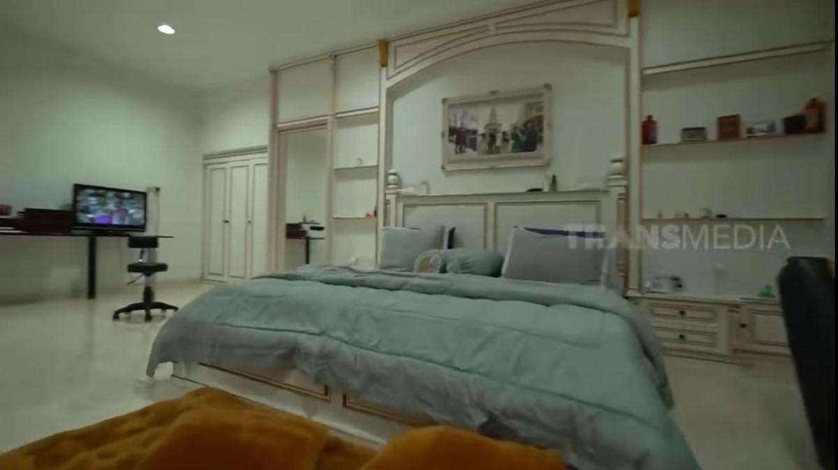 Rumah mewah Indra Kenz seharga Rp30 miliar yang telah disita sangat jauh berbeda dengan rumahnya saat masih susah&period; Yuk&comma; intip&excl;