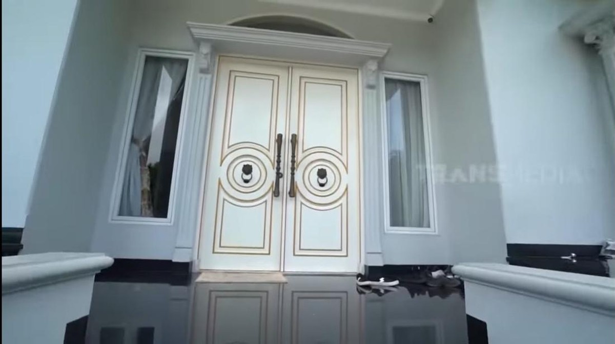 Rumah mewah Indra Kenz seharga Rp30 miliar yang telah disita sangat jauh berbeda dengan rumahnya saat masih susah&period; Yuk&comma; intip&excl;