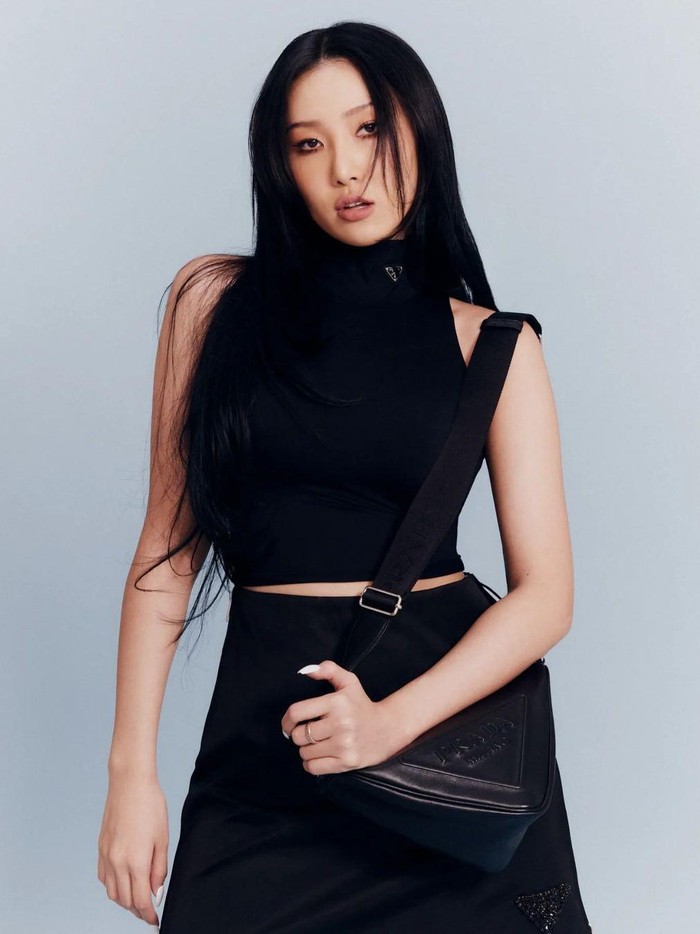 Brand mewah Prada memilih Hwasa 'MAMAMOO' untuk mempromosikan tas barunya di Instagram idol K-Pop yang ini. Hwasa memamerkan tas hitam yang sewarna dengan setelan bajunya./ Foto : instagram.com/_mariahwasa