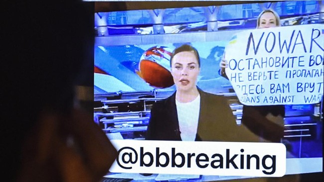 Karyawan televisi menyerukan anti-perang ketika siaran berita tv pemerintah Rusia sedang berlangsung.