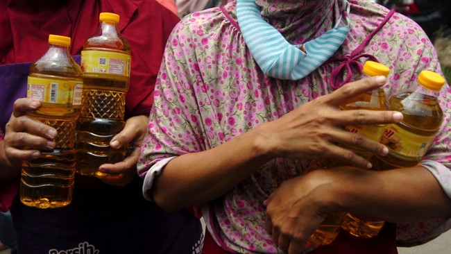 Ketua Umum PDIP Megawati Soekarnoputri membantah tak berempati terhadap wong cilik terkait sindirannya terhadap ibu-ibu yang antre minyak goreng.