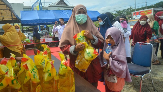 Ribuan minyak goreng kemasan 'Wasilah 212' dalam ukuran 1 dan 2 liter digerebek di Depok. Polisi selidiki kemungkinan minyak goreng dioplos.