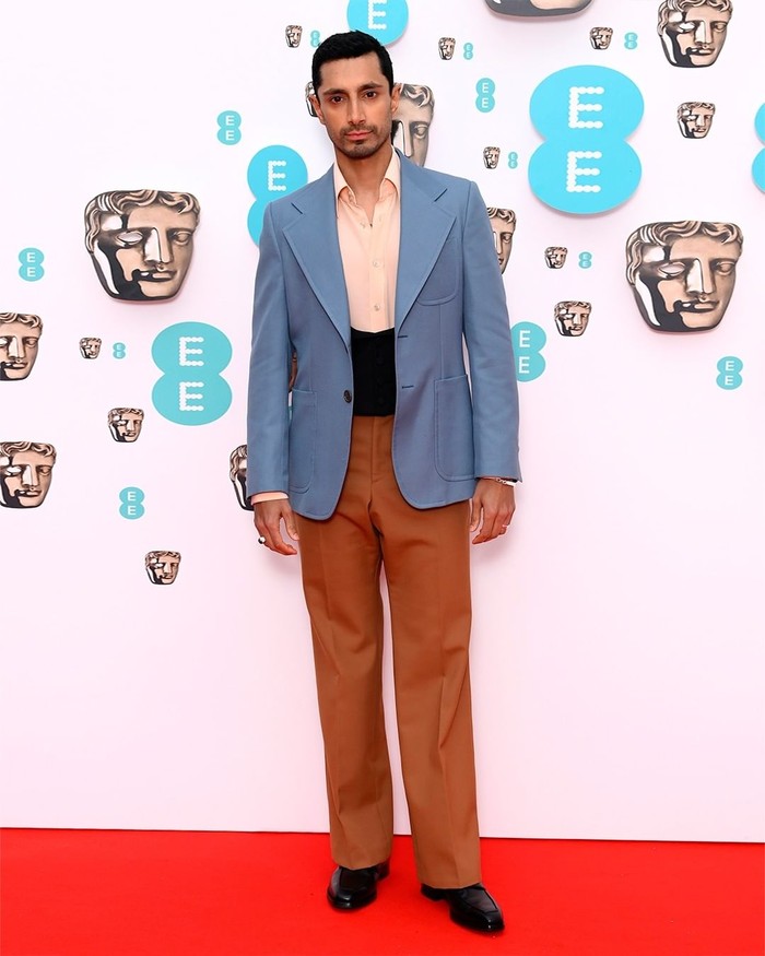 Selain detail dan siluet, koordinasi warna dapat menjadi cara lain untuk tampil stylish di red carpet. Seperti ditampilkan oleh Riz Ahmed di ajang BAFTA dalam ragam warna vivid namun tetap terlihat elegan. Foto: Instagram Gucci