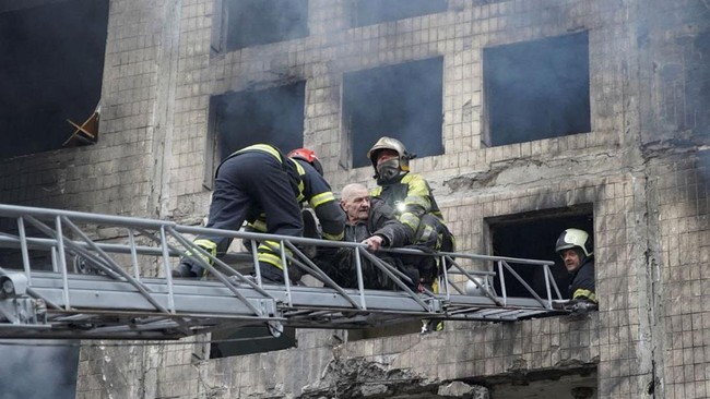 Setidaknya dua orang tewas akibat gempuran Rusia di kawasan padat penduduk di Ibu Kota Ukraina, Kyiv, pada hari ini, Selasa (15/3).