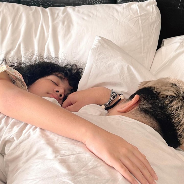 <p>Sheila Marcia sempat membagikan foto Leticia yang tengah tertidur sambil memeluk Dimas. Foto ini menjadi ungkapan kerinduan anak-anaknya pada sang ayah sambung. (Foto: Instagram @itssheilamj)</p>
