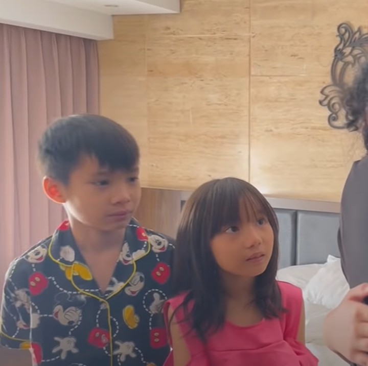 <p>Sejak menikah dengan Sheila Marcia, Dimas Akira langsung menjadi dekat dengan anak-anak sambungnya. Pria yang berprofesi sebagai DJ ini sangat menyayangi ketiga anak sambungnya, Bunda. (Foto: YouTube Sheila Marcia & AwesomeFam)</p>
