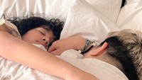 <p>Sheila Marcia sempat membagikan foto Leticia yang tengah tertidur sambil memeluk Dimas. Foto ini menjadi ungkapan kerinduan anak-anaknya pada sang ayah sambung. (Foto: Instagram @itssheilamj)</p>