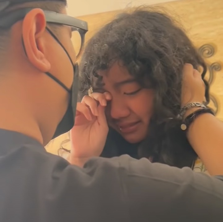 <p>Anak pertama Sheila Marcia, Leticia tampak tak bisa menahan sedih. Ia pun menangis sambil beberapa kali memeluk ayah sambungnya. (Foto: YouTube Sheila Marcia & AwesomeFam)</p>